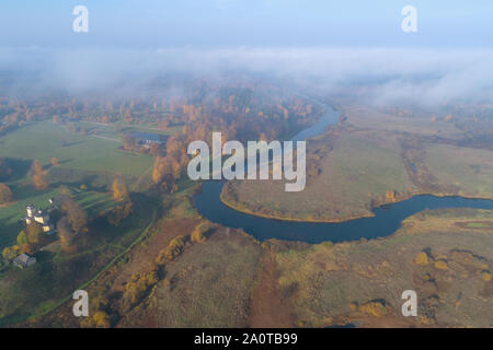 Estate " Trigorskoye' e fiume Sorot nel torbido ottobre pomeriggio (fotografia aerea). Pushkin montagne, Russia Foto Stock