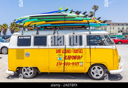 Los Angeles California USA. Maggio 30, 2019. La spiaggia di Venezia, tavole da surf impilati su un giallo padiglione del furgone, scuola di surf adv, soleggiata giornata di primavera Foto Stock