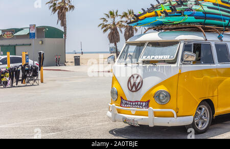 Los Angeles California USA. Maggio 30, 2019. La spiaggia di Venezia, tavole da surf impilati su un giallo padiglione del furgone, scuola di surf adv, soleggiata giornata di primavera Foto Stock