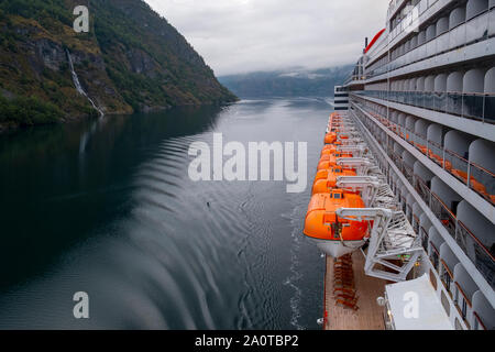 Queen Mary 2 vele lentamente lungo la Aurlandsfjord per verso Flam in Norvegia al mattino presto Foto Stock