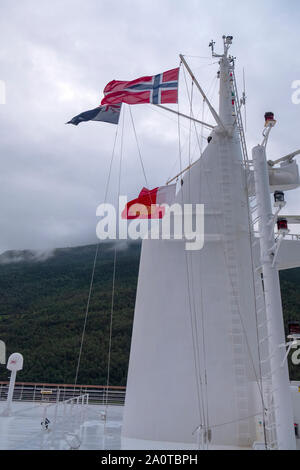 Queen Mary 2 vele lentamente lungo la Aurlandsfjord per verso Flam in Norvegia al mattino presto Foto Stock