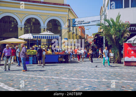 Città Atene, Repubblica Greca. Athens street market. I turisti e i locali a piedi lungo la strada.16. Sett. 2019 Foto Stock