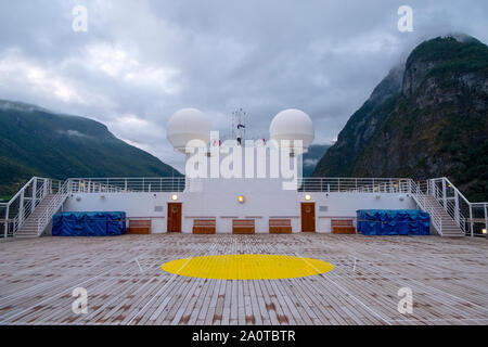 Queen Mary 2 vele lentamente lungo la Aurlandsfjord per verso Flam in Norvegia al mattino presto Foto Stock