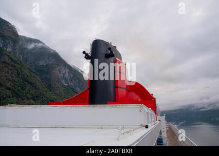 Queen Mary 2 vele lentamente lungo la Aurlandsfjord per verso Flam in Norvegia al mattino presto Foto Stock