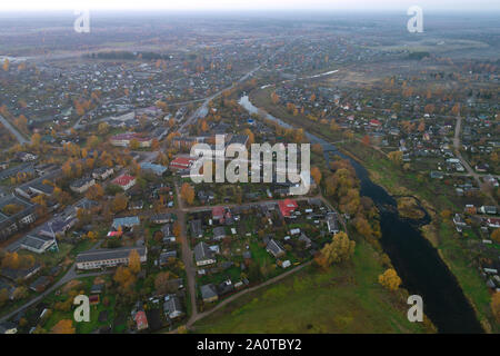 Panorama della città di Porkhov nella serata di ottobre (Girato da un quadcopter). Regione di Pskov, Russia Foto Stock