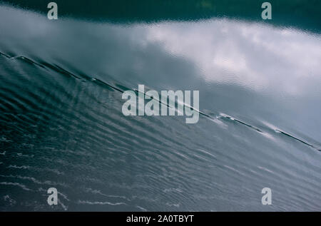 Queen Mary 2 vele lentamente lungo la Aurlandsfjord per verso Flam in Norvegia al mattino presto Foto Stock