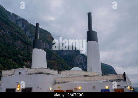 Queen Mary 2 vele lentamente lungo la Aurlandsfjord per verso Flam in Norvegia al mattino presto Foto Stock