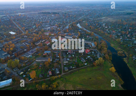 Panorama di Porkhov nell'ottobre sera (fotografia aerea). Regione di Pskov, Russia Foto Stock