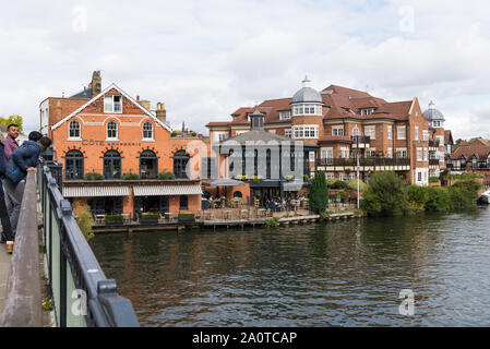 Vista dal ponte di Windsor verso la Cote Brasserie ristorante francese sul villaggio di Eton lato del fiume Tamigi Foto Stock