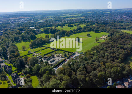 Vista aerea della città di Sheffield oltre la periferia - Graves Park e la fattoria degli animali - Autunno 2019 Foto Stock