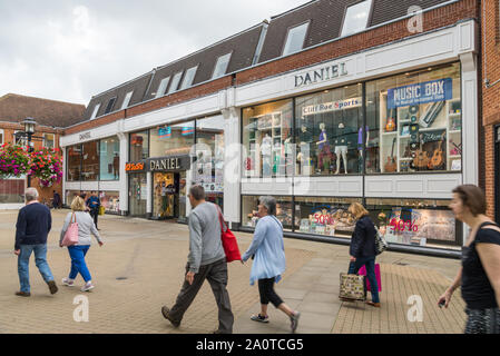 La gente fuori e circa a Windsor in centro città a piedi in modo Bridgewater al di fuori del Daniel department store. Foto Stock