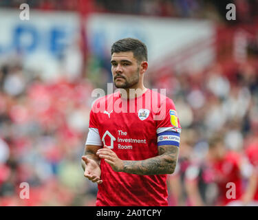 Il 15 settembre 2019, Oakwell, Barnsley, Inghilterra; Sky scommessa campionato di calcio, Barnsley vs Leeds United ; Alex Mowatt (27) di Barnsley applaude la sua squadra come applicare la pressione e forza un angolo Credito: Mark Cosgrove/News immagini English Football League immagini sono soggette a licenza DataCo Foto Stock