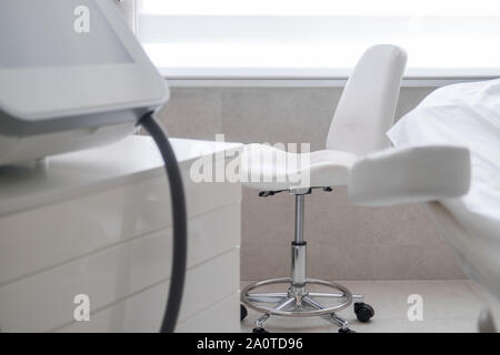 Attrezzature mediche per la cosmetologia, laser epil macchina, estetista cabinet, salone di bellezza dettagli interni Foto Stock