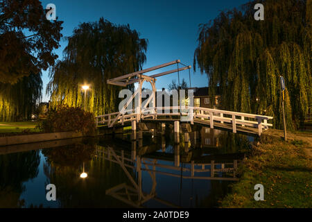 In tipico stile olandese ponte levatoio in serata in un villaggio vicino a Leiden, Olanda Foto Stock