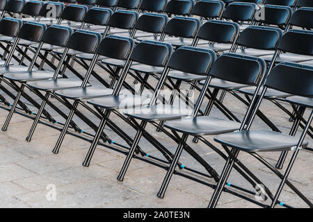 Le righe delle sedie pieghevoli, sedi vuote - sedia fila Foto Stock