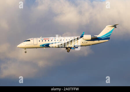 SAINT-Petersburg, Russia - 25 ottobre 2018: Bombardier CRJ-200 (VP-BBA) aerei di compagnie aeree di Yamal in un cielo nuvoloso Foto Stock