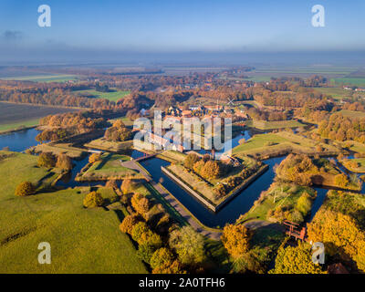 Vista aerea del villaggio di fortificazione di Bourtange. Questo è uno storico a forma di stella fort nella provincia di Groninga visto dal di sopra in colori autunnali Foto Stock