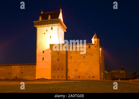 Il castello di Herman nell'illuminazione notturna di close-up. Narva, Estonia Foto Stock