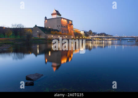 Vista del castello di Hermann in ottobre al crepuscolo. Narva, Estonia Foto Stock