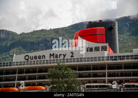 Grande ed elegante Queen Mary 2 ocean liner nani Flaam alla testa del fiordo Aurlandsfjord in Norvegia Foto Stock