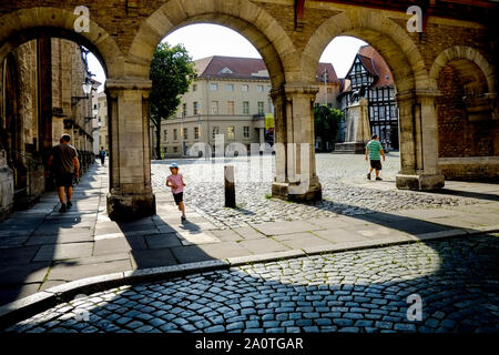 Brunswick, Germania. Xx Giugno, 2019. Vista della piazza del castello sotto il sole. In fondo è il Vieweghaus, che ospita la Braunschweig Museo di Stato. Credito: Stefan Jaitner/dpa/Alamy Live News Foto Stock