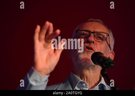 Leader laburista Jeremy Corbyn parla al mondo trasformato (TWT) apertura al rally Old Steine giardini durante il Partito Laburista conferenza in Brighton. Foto di PA. Picture Data: Sabato 21 Settembre, 2019. Vedere PA storia principale del lavoro . Foto di credito dovrebbe leggere: Victoria Jones/filo PA Foto Stock