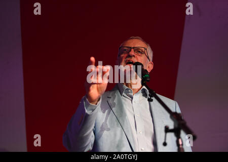 Leader laburista Jeremy Corbyn parla al mondo trasformato (TWT) apertura al rally Old Steine giardini durante il Partito Laburista conferenza in Brighton. Foto di PA. Picture Data: Sabato 21 Settembre, 2019. Vedere PA storia principale del lavoro . Foto di credito dovrebbe leggere: Victoria Jones/filo PA Foto Stock