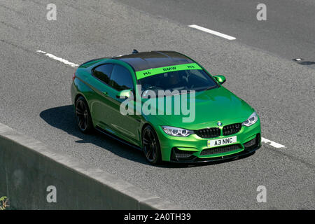 2015 green BMW M4 S-A; Regno Unito il traffico veicolare, trasporti, moderno, carrozze salone, sud-legato sulla corsia di 3 M6 motorway autostrada. Foto Stock
