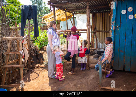 Villaggio Kangaita, Meru county, Kenya - Giugno 15th, 2019: British Jalia carità lavoratore incontro bambini kenioti che traggono vantaggio da bambino alla sponsorizzazione Foto Stock