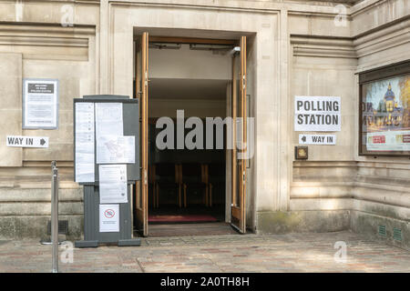 Londra Regno Unito - 23 Maggio 2019 segno sulla parete del seggio accanto a porte aperte. I cittadini va alle urne Foto Stock