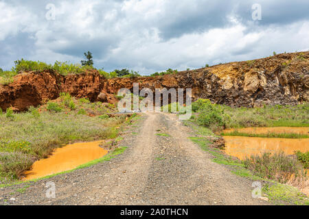 Equittel cava, Meru county, Kenya - Giugno 15th, 2019: il paesaggio fotografia di una faccia di cava utilizzato dagli abitanti del villaggio Kangaita per preziosi introiti. Foto Stock