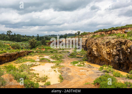 Equittel cava, Meru county, Kenya - Giugno 15th, 2019: il paesaggio fotografia di una faccia di cava utilizzato dagli abitanti del villaggio Kangaita per preziosi introiti. Foto Stock