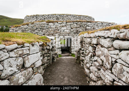 L'ingresso Clickimin Broch sulla costa sud di Clickimin Loch, Lerwick, Shetland. Foto Stock