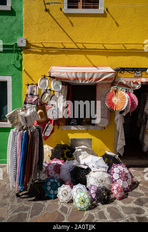 Un negozio di pizzo. Una delle tante case colorate sull isola di Burano, Italia Foto Stock