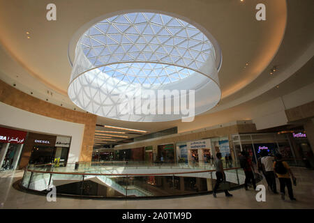 Yas Mall Shopping center su Yas Island. Emirato di Abu Dhabi. Foto Stock