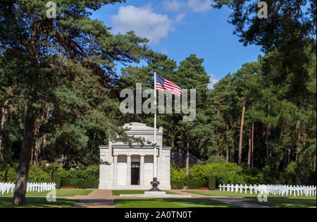 Noi bandiera nazionale battenti la cappella in American Cimitero militare di i cimiteri militari di Pirbright, Woking, Surrey, Inghilterra sudorientale, REGNO UNITO Foto Stock