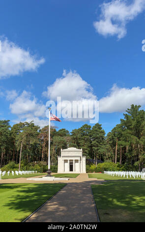 Noi bandiera nazionale battenti la cappella in American Cimitero militare di i cimiteri militari di Pirbright, Woking, Surrey, Inghilterra sudorientale, REGNO UNITO Foto Stock