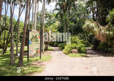 Darwin,NT,Australia-November 30, 2017: Segno e sentiero a forcella a George Brown Botanic Gardens a Darwin, in Australia Foto Stock