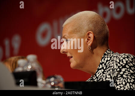 Brighton, Regno Unito. Il 21 settembre, 2019 del lavoro il segretario generale, Jennie Formby, ascoltando il dibattito durante la sessione di apertura del primo giorno del partito laburista conferenza annuale presso il Centro di Brighton. Kevin Hayes/Alamy Live News Credito: Kevin Hayes/Alamy Live News Foto Stock