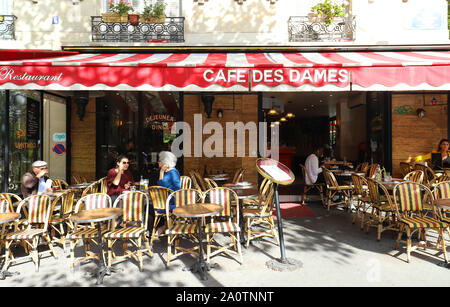 Il Cafe de dames è un tradizionale caffè francese nel Ventesimo arrondissement di Parigi, Francia. Foto Stock