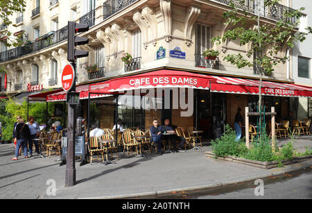 Il Cafe de dames è un tradizionale caffè francese nel Ventesimo arrondissement di Parigi, Francia. Foto Stock