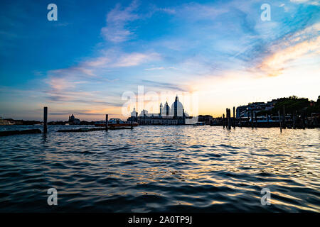 Ampio angolo di visione di Santa Maria della Salute attraverso il canal grande e la laguna da piazza San Marco Foto Stock