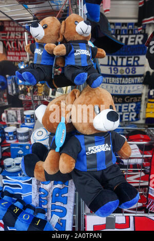 Milano, Italia - 21 settembre: FC Internazionale di merci al di fuori dello stadio durante la seria a match tra AC Milan vs FC Internazionale allo Stadio San Siro, Stadio Giuseppe Meazza il 21 settembre 2019 a Milano, Italia. Credito: Daniela Porcelli/SPP/Alamy Live News Foto Stock