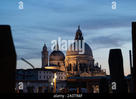 Santa Maria della Salute attraverso il canal grande e la laguna da piazza San Marco Foto Stock