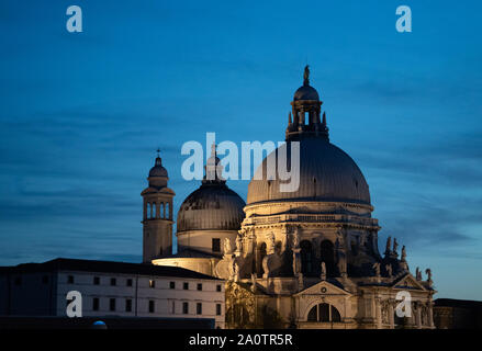 Santa Maria della Salute attraverso il canal grande e la laguna da piazza San Marco Foto Stock