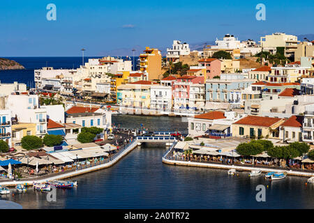 AGIOS NIKOLAOS, Creta, Grecia: 12 Settembre 2019: il lago di Voulismeni e vari edifici colorati in Agios Nikolaos visto al tramonto, a est di Creta, Grecia Foto Stock