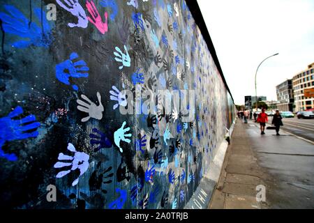 Berlino, Germania - 15 settembre: muro di Berlino graffiti visto il Sabato, Settembre 21, 2019 Berlino, Galleria sul lato orientale del Muro di Berlino in famoso memoriale. Foto Stock