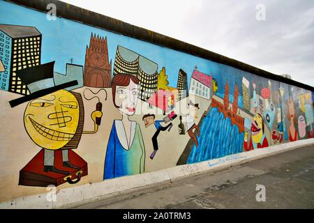 Berlino, Germania - 15 settembre: muro di Berlino graffiti visto il Sabato, Settembre 21, 2019 Berlino, Galleria sul lato orientale del Muro di Berlino in famoso memoriale. Foto Stock