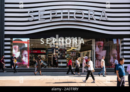 Shanghai, Shanghai, Cina. Xx Settembre, 2019. I pedoni a piedi passato un Sephora uscita su East Nanjing Road a Shanghai. Una multinazionale francese catena di cura personale e negozi di bellezza. Credito: Alex Tai/SOPA Immagini/ZUMA filo/Alamy Live News Foto Stock