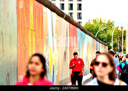Berlino, Germania - 15 settembre: muro di Berlino graffiti visto il Sabato, Settembre 21, 2019 Berlino, Galleria sul lato orientale del Muro di Berlino in famoso memoriale. Foto Stock